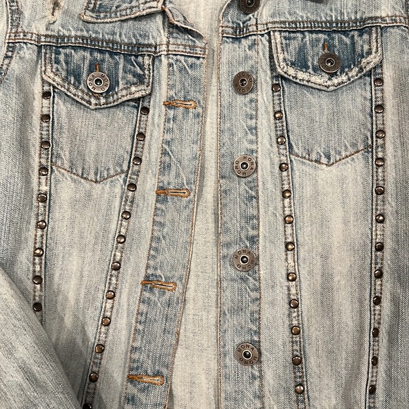 Adorable studded light wash jean jacket - Picture 2 of 6